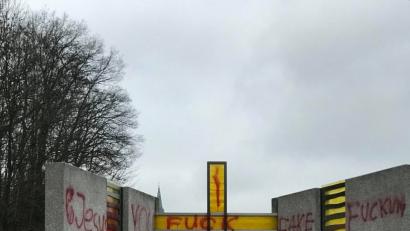 Bild: wle
Die Tat macht fassungslos. Ein oder mehrere Unbekannte haben die von Künstler Erwin Otte geschaffene Radwegkapelle in Erbendorf mit kirchenfeindlichen Parolen beschmiert. Es ist bereits der zweite Vorfall dieser Art innerhalb von nur zwei Monaten.