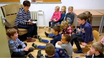 Bild: bsc
Erika Heider (links) begeistert die Kindergarten- und Schulkinder beim Vorlesetag mit zahlreichen Kurzgeschichten.