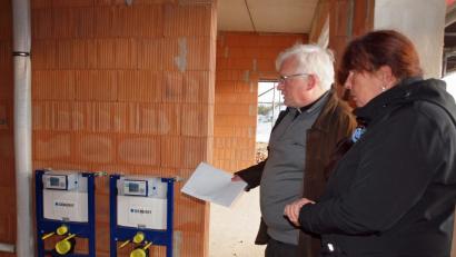 Bild: sön
Auch Teile der Kindertoiletten sind schon angebracht, erläutert hier Pfarrer Gottfried Schubach.