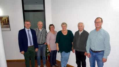 Bild: gac
Bürgermeister Michael Göth (links) und Vorsitzende Petra Weiß (Dritte von links) ehrten langjährige Mitglieder der Lerchenfeld-Siedler.