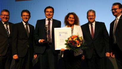 Bild: gf
Preisübergabe im Blitzlichtgewitter (von links): Oberbürgermeister Michael Cerny, Bank-Vorstand Andreas Reindl, Hardy Barth mit Gattin Alexandra, Landrat Richard Reisinger und Bank-Vorstand Dieter Paintner.