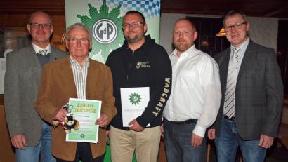Bild: sön
Mit Bezirksvorsitzenden Christian Bleyer (von rechts) zeichnen Kreisgruppenvorsitzender Jürgen Wenzlik und Landesvorstandsmitglied Gerhard Knorr die beiden Kollegen Herbert Balzer (von links) und Sven Ertl für ihre langjährige Mitgliedschaft aus.
