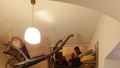 Bild: soj
Das Bild zeigt die Teilnehmer an der Brauereibesichtigung, die auf Einladung von Judith Zaus (links) stattfand