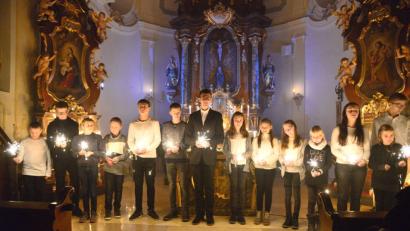 Bild: bey
Mit funkensprühenden Wunderkerzen verabschieden sich die Ministranten von ihrem eindrucksvollen Lichtergottesdienst.