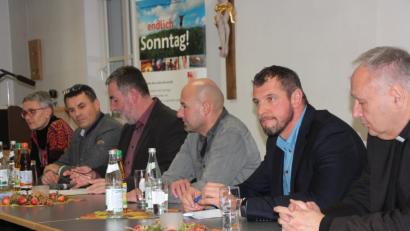 Bild: kro
"Brauchen wir den Sonntag?" - Dazu diskutierten (von links) Doris Rösch, Paulus Mehler, Diskussionsleiter Richard Wittmann, Günther Fiedler, Huberth Rosner und Stadtpfarrer Georg Flierl bei der Gesprächsrunde, zu der die Kolpingsfamilie eingeladen hatte.