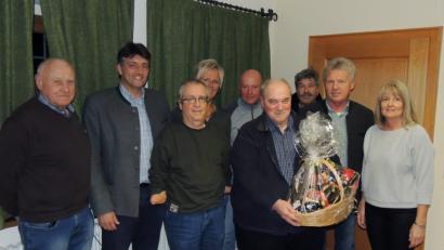 Bild: exb
Bürgermeister Edgar Knobloch, zweite Bürgermeisterin Anita Stauber und die CSU-Stadträte gratulierten ihren Fraktionskollegen Gerhard Mark (mit Rotwein-Korb) zur Auszeichnung mit der Kommunalen Dankurkunde.