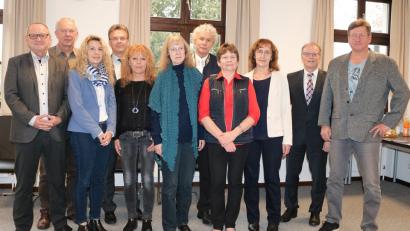 Bild: exb
Grund zum Feiern gibt es im Landratsamt. Von links: Emil Slany, Reinhold Heß, Gudrun Scharf, Personalchef Walter Brucker, Rosa Stingl, Viola Schweinfurter, Landrat Wolfgang Lippert, Roswitha Spitzl, Theresia Schwarz, Max Bindl und Ctibor Süsser.