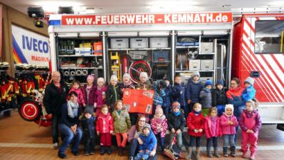 Bild: stg
Einen erlebnisreichen Tag verbringen die Kinder der Pinguingruppe im Kemnather Feuerwehrhaus, durch das die Kreisbrandinspektor Otto Braunreuther (links) führt.