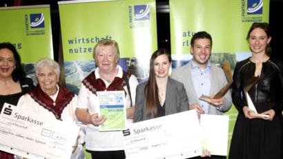 Bild: Hirsch
Landrat Thomas Ebeling (rechts), Partnervereinsvorsitzender Alois Hagl und Festrednerin Sissy Thammer (von links) überreichten Sieglinde Prögler und Frieda Roith vom Klöppelkreis Schönsee-Stadlern-Tiefenbach, Theresa Weidhas und Florian Wein vom Ovigo-Theater aus Oberviechtach und Miriam Maria Ferstl aus Seebarn bei Neunburg vorm Wald (von links) die Zukunftspreise 2018 in der Kategorie „Kultur“.