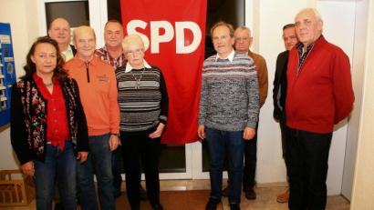 Bild: wro
SPD-Ortsvorsitzender Georg Wurzer (Dritter von links) kann sich auch künftig auf seine Vorstandskollegen verlassen. Kreisvorsitzender Rainer Fischer (Zweiter von links) gratulierte den Gewählten. Im Bild von rechts Wilhelm Dockter, Wolfgang Nikodem, Helmut Reinold, Karl-Georg Haubelt, Christa Franz, Alfred Klarner, Georg Wurzer, Rainer Fischer und Anita Clayton.