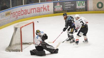 Bild: brü
Vergangenen Freitag das Spiel gegen den Spitzenreiter ESC Haßfurt (Bild), zwei Tage später die Partie beim Tabellendritten SE Freising und jetzt das Heimspiel gegen den Tabellenvierten EC Pfaffenhofen. Der ERSC Amberg – im Bild Andreas Hampl (dunkles Trikot) beim Torschuss – hat derzeit ein knackiges Programm.