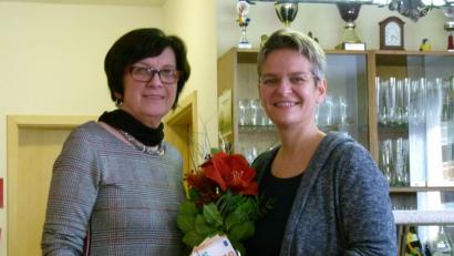 Bild: rn
Mit Blumen und einer Spende für die Arbeit des Frauenhauses dankt Monika Stopfer (links) im Namen des Frauenbundes Referentin Ilkay Gebhardt.