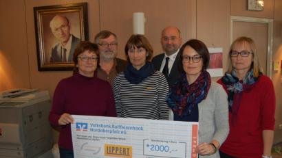Bild: grm
Ein großzügiges Weihnachtsgeschenk übergebenClaudia Leipold (Dritte von links) und Veronika Götz (Zweite von rechts) an das HPZ. Es danken die Vorstandsvorsitzenden Helmut Dörfler (Zweiter von links) und Brigitte Krause (links) sowie die stellvertretende Aufsichtsratsvorsitzende Birgit Reil (rechts) und Gesamtwerkstattleiter Josef Albang.
