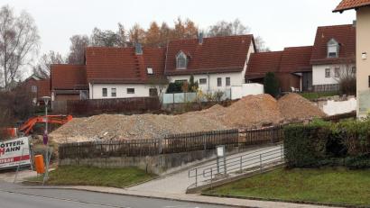Bild: Wolfgang Steinbacher
Am Butzenweg, direkt neben der Metzgerei Schlaffer, sind mehrere alte Gebäude abgerissen worden: Vorboten für das, was sich hier in den nächsten beiden Jahren alles verändern wird: Kümmersbruck bekommt einen Dorfplatz - ein Ortszentrum, das es bislang nicht gab.