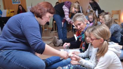 Bild: dob
Christina Ponader (links) gibt wie Manuela Beck Lichter an die Teilnehmer weiter.