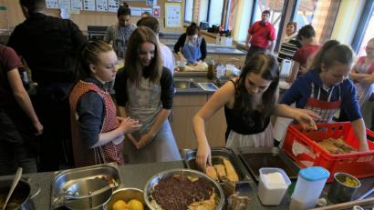 Bild: eib
Vor allem Angebote mit kulinarischem Hintergrund kommen bei den Partnerschulen bestens an. Unser Bild zeigt einen Kochworkshop mit Schülern der Mittelschule Neunburg und ihrer Partner aus Poběžovice. Dieser fand unter Leitung von Koch Andreas Meier vom "Grünen Gut" statt.