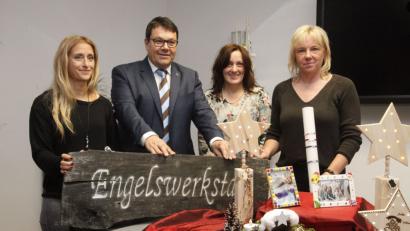 Bild: Hirsch
Carmen Weingärtner, Bürgermeister Thomas Falter, IGV-Vorsitzende Karin Roßmann und Manuela Faltermeier (von links) präsentierten die Kunstwerke, die in der Engelswerkstatt gebastelt werden.