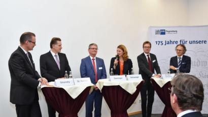 Bild: Bayreuther/IHK
Über die Zukunft des Wirtschaftsraums Regensburg diskutierten unter der Moderation von Christian Omonsky (von links) IHK-Hauptgeschäftsführer Jürgen Helmes, Regensburgs Wirtschaftsreferent Dieter Daminger, Landrätin Tanja Schweiger, Nicolas Maier-Scheubeck, Geschäftsführer der Maschinenfabrik Reinhausen, und Alfred Rauscher, Geschäftsführer der R-KOM.