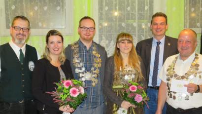 Bild: adj
Die neuen Regenten der Schützengesellschaft Altenstadt (von links): Christian Behr, Jasmin Stein, Olaf Schnall, Julia Müller, Bürgermeister Ernst Schicketanz und Reinhold Stich.