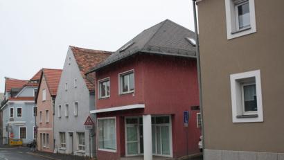 Bild: bjp
Leere Ladenlokale sollen wieder mit Leben erfüllt werden. Ein Runder Tisch aus Stadtverwaltungs- und Gewerberingvertretern könnte solche Räume erfassen, um potenziellen Geschäftsgründern die Suche nach geeigneten Lokalitäten zu erleichtern, meint Stadträtin Charlotte Hautmann. Bild: bjp