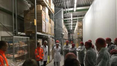 Bild: exb
Bei einer Betriebsführung bekamen die Eltern Einblicke in die Arbeitswelt ihrer Kinder.