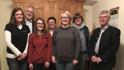 Bild: eig
Sie sind die Zukunft der Station: die Praktikantinnen Monika Kick (Dritte von links) und Julia Bergler (Dritte von rechts); mit im Bild der Vorsitzende Alois Weig, Dorfhelferin Christine Kellner, KDBH-Landesgeschäftsführerin Johanna Hell, Stations-Geschäftsführer Hans Winter und Simone Hiltl vom Maschinenring (von rechts).