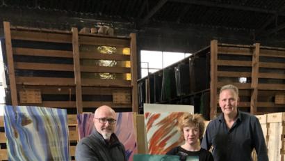 Bild: exb
Susanne Neumann beim Aussuchen der Glastafeln für den Adventskalender, zusammen mit Robert Christ (rechts) und Robert Gruber.