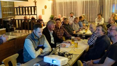 Bild: le
Vorsitzender Willy Meierhöfer (stehend, links ) informiert die Waldbesitzer aus Floß und Umgebung über aktuelle Entwicklungen.