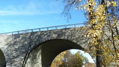 Bild: Portner
Die Staatsstraße unter der Dreibogenbrücke führt in das Herz von Oberviechtach. Die Stadt befindet sich im Aufwärtstrend: Die 5000er-Marke bei den Einwohnerzahlen ist geknackt.