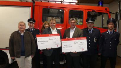 Bild: Dotzauer
Gemeinsinn demonstriert die Feuerwehr Vorbach mit der Übergabe von Spendenschecks an die katholische Kirchenverwaltung und an den FC-Förderverein. Darüber freuen sich alle: (von links) Hans Bayerl (Kirchenverwaltung), Kommandant Hans Groher, Pfarrgemeinderatssprecherin Gertraud Hofmann, Pater Adrian Kugler, FC-Vorsitzender Wolfgang Busch, stellvertretender Kommandant Stefan Lautner und Feuerwehr-Vorsitzender Marius Meier.