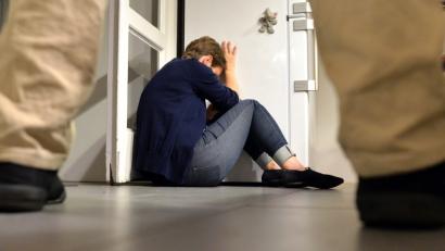 Bild: Maurizio Gambarini/dpa
Jeden Tag versucht im Schnitt mindestens ein Mann in Deutschland seine Partnerin oder Ex zu töten. Dazu kommen tausende Fälle von Vergewaltigungen, Körperverletzungen, Stalking und sexueller Nötigung.