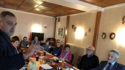 Bild: eib
Markus Leitl, Leiter des Bundespolizeikontingents des GZ (stehend links), bei seinem Vortrag. Reinhard Roßbach, Koordinator des Zentrum der deutsch-tschechischen Polizei- und Zollzusammenarbeit, ist rechts zu sehen.