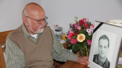 Bild: frd
Nachdenklich betrachtet Oberstleutnant a. D. Klaus Zirkelbach das Bild seines beim Kosovo- Einsatz 2003 ums Leben gekommenen Sohnes Michael.