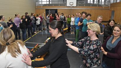 Bild: Petra Hartl
Rodscha aus Kambodscha und Tom Palme zeigen Lehrer beim 58. Amberger Seminar ihre Mitmachlieder.