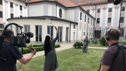 Bild: Bayersicher Rundfunk/exb
Die Dreharbeiten im Kloster.