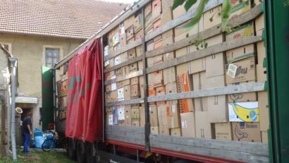 Bild: gpa
Hans Karl und seine ehrenamtlichen Helfer beladen selbst jeden Transporter mit Hilfsgütern. Im Dezember wird ein mit Geschenkpäckchen beladener Lastwagen die Fahrt antreten, um zum Weihnachtsfest in Waisenhäusern sowie bei kinderreichen Familien, alten Menschen, Kranken und Obdachlosen etwas Freude zu verbreiten.