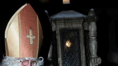 Bild: Stephan Huber
Jeder hat sein Packerl zu tragen. Auch der städtische Nikolaus, der es beim Alten Rathaus weiterverteilt.