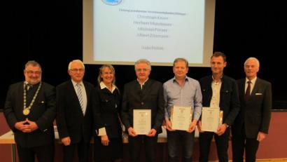 Bild: bl
Bürgermeister Armin Schärtl (links) ehrte zusammen mit Kurt Koppmann, Heidi Eckl und stellvertretendem Landrat Arnold Kimmerl (rechts) verdiente Vereinsfunktionäre: Albert Zitzmann, Michael Prüzer und Christoph Knorr (Vierter bis Sechster von links) .