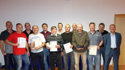 Bild: tra
Die ausgezeichneten AH-Mitglieder mit dem DJK-Vorsitzenden Markus Bauer (links) sowie Manager Richard Staufer (von rechts) und Trainer Roland Wolfram.