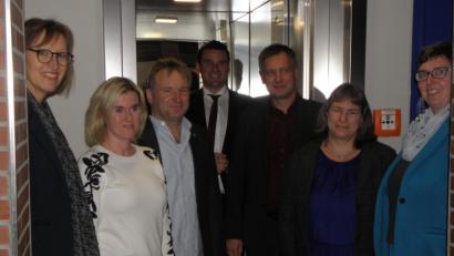 Bild: ihl
Vom Ausflug ins zweite Obergeschoss mit dem neuen Lift werden . Landrat Thomas Ebeling (Vierter von links) und Schulleiter Christian Schwab (Dritter von rechts) von Elternbeiratsvorsitzender Johanna Baumann, Direktoratsmitarbeiterin Alexandra Naumann und Werner Blöth, Landratsamt, (von links) sowie von stellvertretender Schulleiterin Dr. Anja Wiesner und Michaela Gottmeier, Landratsamt, (von rechts) erwartet.