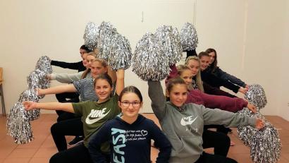 Bild: bjo
Das Training ist hart, doch es wird sich sicherlich wieder lohnen: Die Jugendgarde hat sich das Motto Cheerleading für diese Saison gegeben.