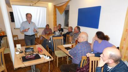 Bild: hai
Dr. Berthold Bergner erläutert beim Bürgerstammtisch der Bürgerinitiative „Windparkfreie Heimat rund um den Rauhen Kulm“ die Auswirkungen von Infraschall auf den Menschen.