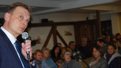 Bild: Schmola, Werner
Mit Hilfe einer Powerpoint-Präsentation zeigt Bürgermeister Ernst Schicketanz (links) bei der Bürgerversammlung die aktuelle Gemeindepolitik auf.