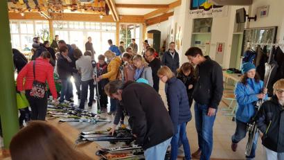 Bild: slh
Beim Skibasar des Pfreimder Skiclubs konnten sich die Schnäppchenjäger für die kommende Saison ausrüsten.