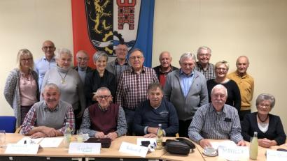 Bild: Landratsamt Schwandorf/Robert Bauer
„Gute Praxisbeispiele von kommunalen Seniorenvertretungen“ war das Thema eines Seminars für Mitarbeiter in der Seniorenarbeit. Das Bild zeigt die Teilnehmer mit Seminarleiter Jürgen Griesbeck (stehend, Zweiter von links) und der Seniorenbeauftragten Evi Seitz (stehend, Zweite von rechts).