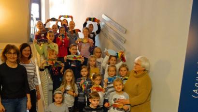 Bild: exb
Insgesamt 23 Kinder betreuten Museumsmitarbeiterin Erika Rahm und Stadträtin Doris Schön (von links) am Buß- und Bettag im Museumsquartier. Nach einem Frühstück filzten die Mädchen und Jungen Karpfen.