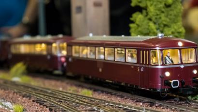 Bild: Reinhold Buchner
In Mantel fährt der Zug ab. Zumindest am Sonntag, 25. November, bei der Ausstellung der Eisenbahnfreunde IC 90 e.V. und des Modellbauclubs IC 90 Etzenricht.