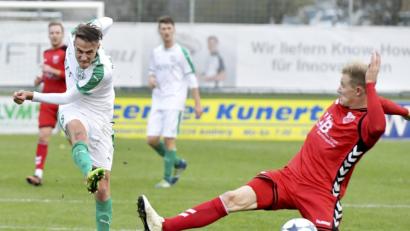 Bild: Ziegler
Noch ein paar stramme Schüsse wie hier von Dominik Haller (links), dann ist das Jahr 2018 gelaufen - womöglich mit Platz eins in der Bayernliga Nord für die DJK Gebenbach.