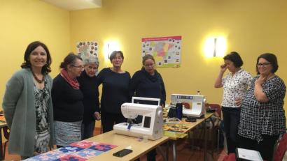 Bild: myd
Künstlerin Martina Robl (links) erklärt den Teilnehmern eines VHS-Workshops die Technik der „Applikation und Reversapplikation".