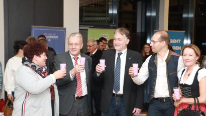 Bild: njn
Mit Milchshakes stoßen von links stellvertretende Kreisbäuerin Martina Sticht, BBV-Generalsekretär Georg Wimmer, BBV-Geschäftsführer Ulrich Härtl, Kreisobmann Ely Eibisch und Martina Eibisch auf den „Bauerntag der Generationen“ an.